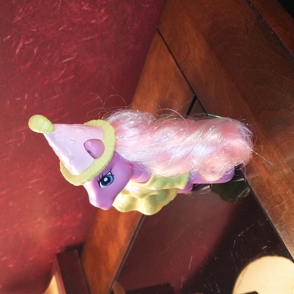 2007 Hasbro My Little Pony w/Hat, Outfit , Pull Along Pup & Comb - Picture 2 of 8